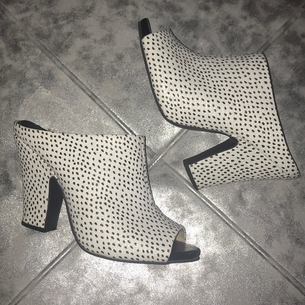 SEYCHELLES WHITE & BLACK LEATHER MULES. SZ 9.5